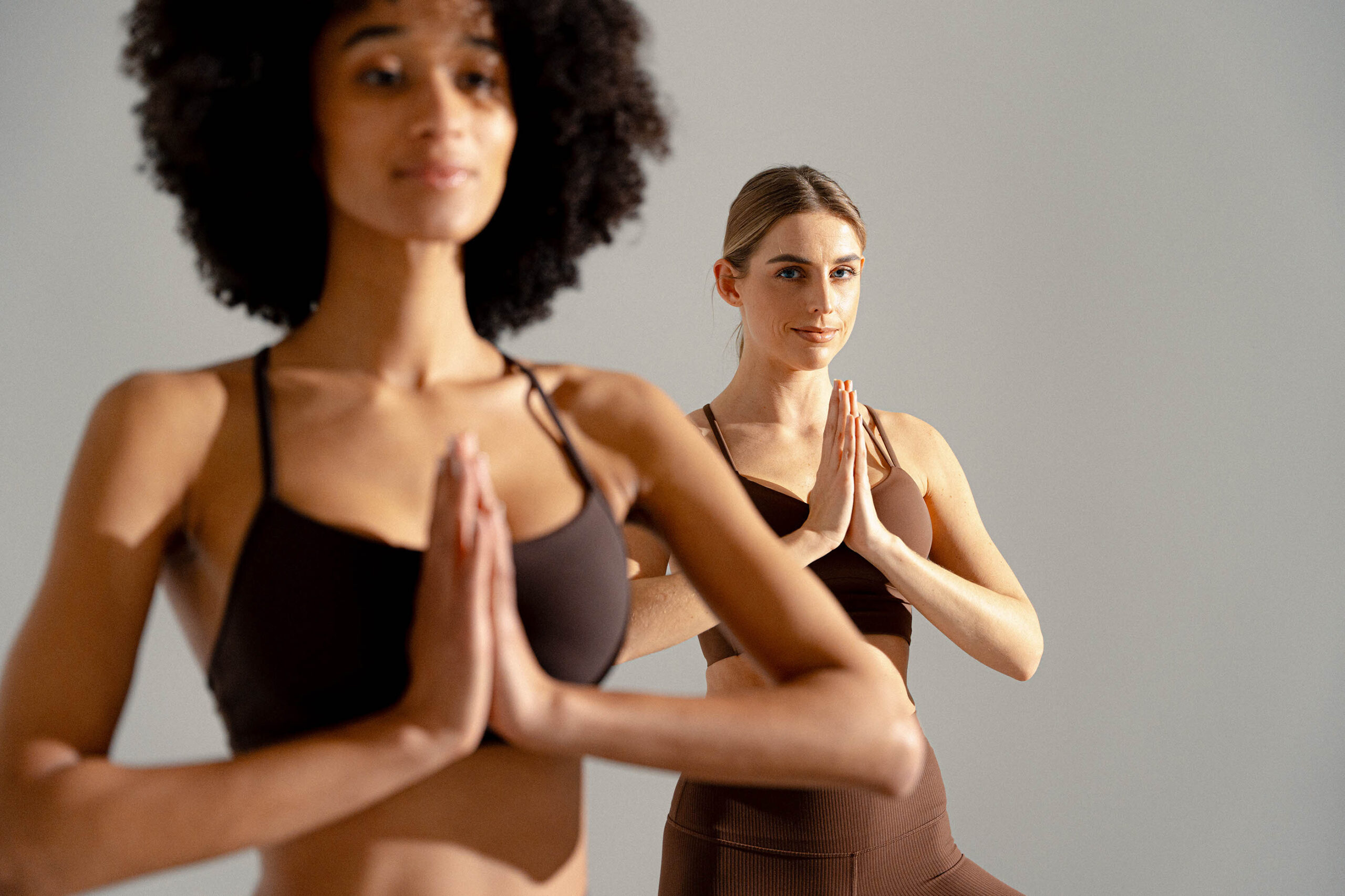 Zwei Kursteilnehmerinnen beim Yoga Balance im OHEMIA Studion in Stuttgart –  Balance Techniken.