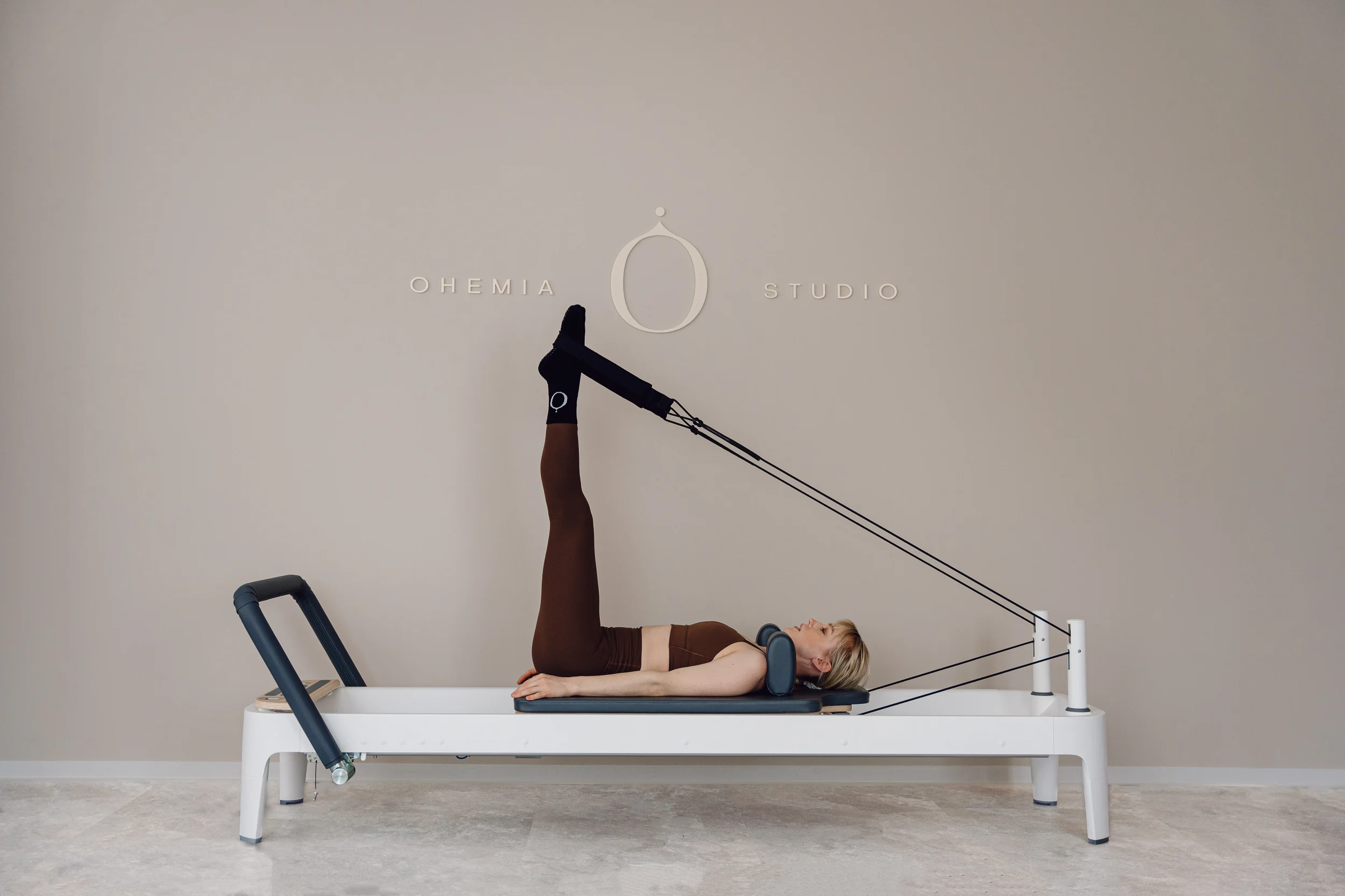 Valerie Mack im Pilates Reformer Kurs "Reformer Fasciae" im OHEMIA Studio Stuttgart – entspannende Pilates Reformer Class in der Stuttgarter Innenstadt