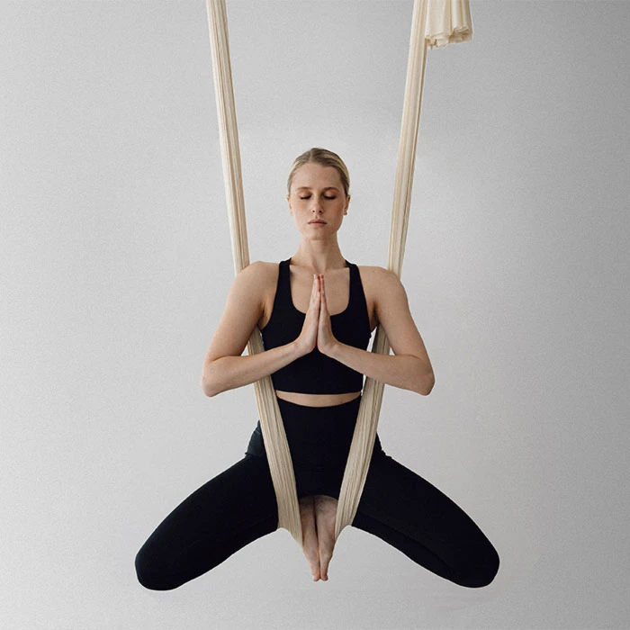 OHEMIA Gründerin Valerie Mack in einem Aerial Tuch beim Aerial Yoga in Stuttgart