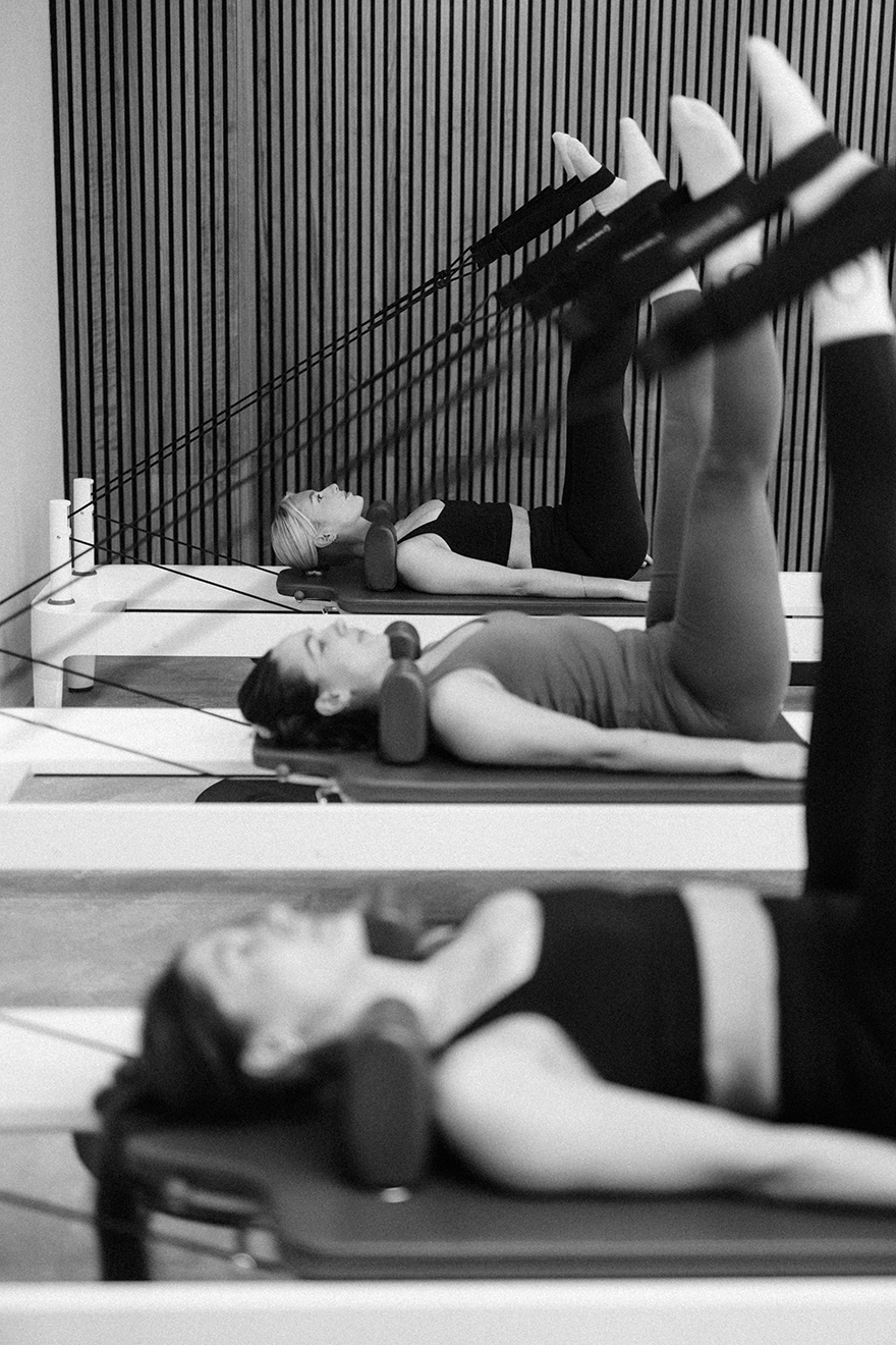 OHEMIA Academy Reformer Teacher Training Drei Teilnehmerinnen des OHEMIA Academy Reformer Teacher Programm