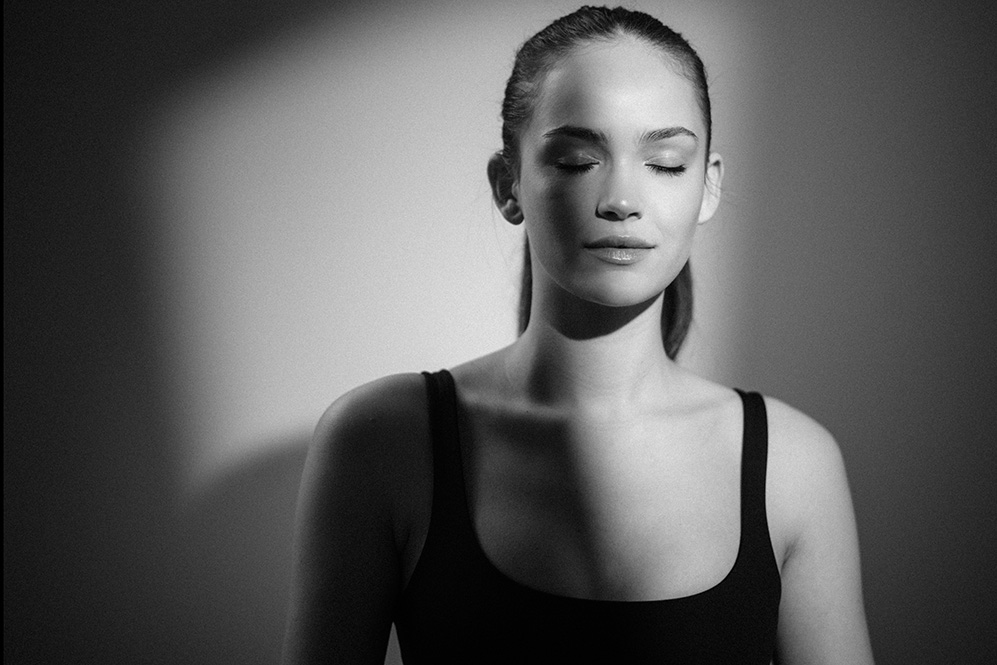 OHEMIA Studio Teilnehmerin Kursteilnehmerin Julia meditiert im OHEMIA Studio