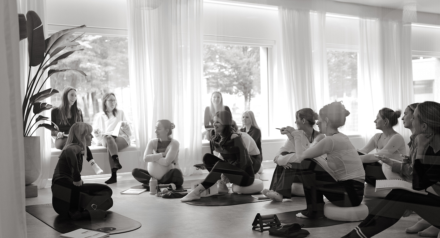 Pilates Instructor Program Stimmungsvolle Sanddüne in Schwarz-Weiß – OHEMIA Philosophy Yoga und Pilates